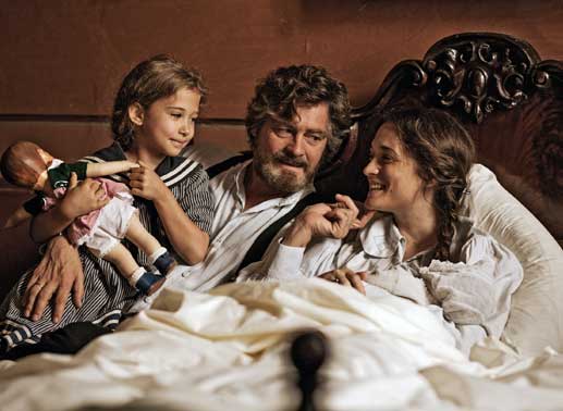 Auch ohne Trauschein sind Katharina (Friederike Becht), Max (Fritz Karl) und ihre kleine Tochter Maria (Helena Sch&ouml;nfelder) eine gl&uuml;ckliche Familie. Bild: Sender / Rich and Famous Overnight Film / Jens Hauspurg