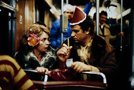 Der Gabelstaplerfahrer Ferdinand Weitel (Gerhard Polt) und die Sekret&auml;rin Annerose Waguscheit (Gisela Schneeberger) entdecken ihre gegenseitige Sympathie, und sie f&auml;hrt schlie&szlig;lich nach dem Faschingsball mit der Trambahn heim zu ihm. Bild: Sender