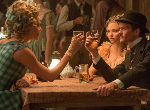Charlize Theron, Neil Patrick Harris und Amanda Seyfried in „A Million Ways to Die in the West“. Bild: Sender / Universal Pictures