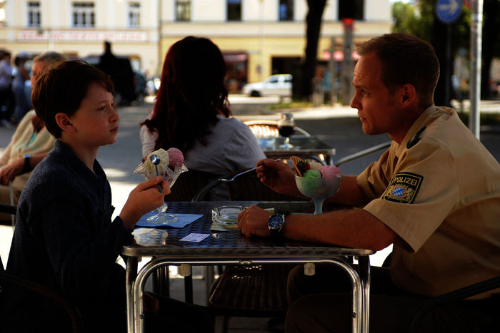 Opferschutzkommissar Carlos Benede (Matthias Koeberlin,) nimmt Kontakt zu Alexander (Joshio Marlon) auf und bespricht mit ihm das weitere Vorgehen. Alexander hat gerade seine Mutter verloren. Der Vater hat sie umgebracht. Bild: Sender / Barbara Bauriedl