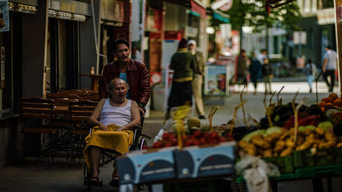 Zijah Sokolovic (Herr Bilic), Faris Endris Rahoma (Benny). Bild: Sender / ORF / Golden Girls Filmproduktion
