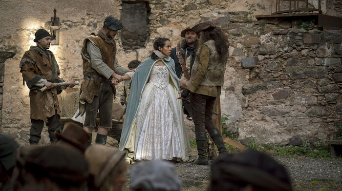 Die verkaufte Prinzessin: Prinzessin Sophia (Kristin Alia Hunold) trifft auf die Anführerin ihrer Entführer (Eva Kuen). Bild: Sender / BR / TV60Filmproduktion GmbH / Martin Rattini