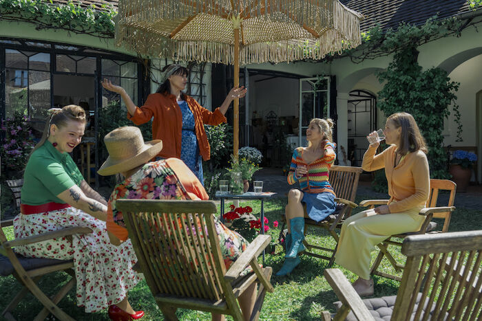 Zuagroast &ndash; ein Gartenkrimi: Johanna (Eva Maria Marold) und der Club der gr&uuml;nen Daumen. Bild: Sender / ServusTV / Stefanie Leo