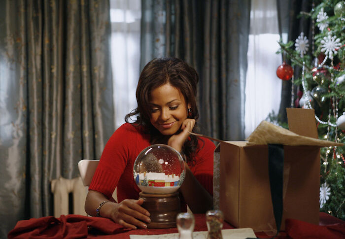 Angela Moreno (Christina Milian) soll noch vor Weihnachten unter die Haube kommen. Bild: Sender/ Disney Channel.