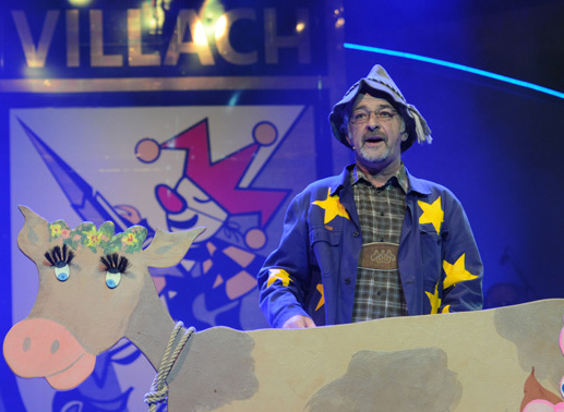 Die gro&szlig;e &Uuml;berraschung des 56. Villacher Faschings ist das Comeback von Manfred Tisal, der mit seiner Kuh Rosa und dem Schweinderl Frierssi, Politik und Gesellschaft mit selbstverfassten Pointen zu Lei, Lei, Leibe r&uuml;ckt. Bild: Sender