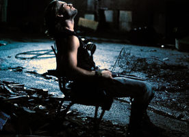 Die Klapperschlange: Snake (Kurt Russell) kann seine Mission, die &uuml;ber sein Leben in Freiheit oder seinen Tod entscheidet, nicht einfach abbrechen. Das Hochsicherheitsgef&auml;ngnis Manhattan und seine Insassen sind heruntergekommen - &uuml;berall lauern Gefahren. Bild: Sender / 1981 Studiocanal S.A.