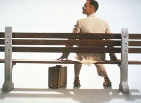 Auf einer Bank, an einer Bushaltestelle, irgendwo im S&uuml;den der USA: Hier sitzt Forrest Gump (Tom Hanks). Jedem, der sich ein paar Minuten zu ihm setzt, erz&auml;hlt er einen Teil seiner unglaublichen Lebensgeschichte. Bild: Sender / Paramount Pictures