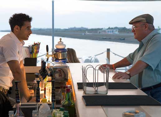 Paul Kr&uuml;ger (Horst Krause) versucht Deniz (Karim G&uuml;nes, re.) die Hochzeit mit seiner Enkelin Annie auszureden. Bild: Sender / Anil Cizmecioglu