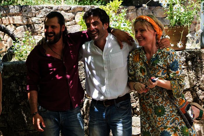 Die beiden Br&uuml;der Pablo (Manuel Cortez) und Carlos (Fernando Corral) freuen sich zusammen mit Marion (Katharina Zapatka), dass das Voluntourismus-Projekt von Felipe erfolgreich abgeschlossen wurde und die Quelle wieder jedem Pilger zug&auml;nglich ist. Bild: Sender