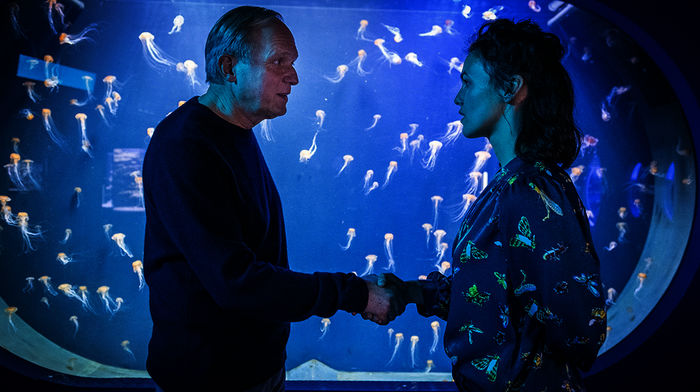 Der Aquariumsdirektor Georg (Ulrich Tukur) hat sich in die j&uuml;ngeren Zoologie-Doktorandin Laura (Lucie Heinze) verliebt. Bild: Sender / ARD Degeto / Boris Laewen 