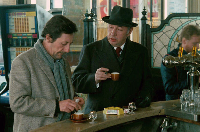 Der inszenierte Mord: Athanase (Philippe Noiret) n&auml;hert sich unter falscher Identit&auml;t dem deprimierten Bauman (Jean Rochefort), der als K&ouml;der bei der Ermordung von Birgitt Haas dienen soll. Bild: Sender / Franck Daubry