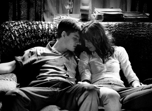 Ian (Sam Riley) gelingt es nicht, die Aff&auml;re mit Annik (Alexandra Maria Lara) zu beenden. Zu eng sind seine seelischen Bindungen an sie. Bild: Sender