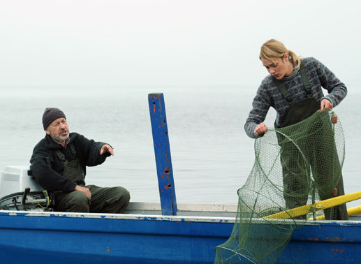 Meike (Alwara Höfels) geht mit ihrem Vater Erich (Rüdiger Vogler) auf Fischzug. Bild: Sender