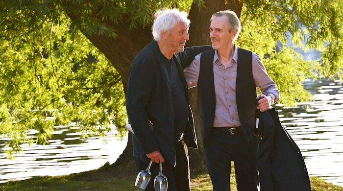Trapps Sommer: Der Antiquar Heinz (Stephan Bissmeier) ermutigt Georg (Günther Maria Halmer) zu einem romantischen Wagnis. Bild: Sender / ARD Degeto Film / Hardy Spitz,